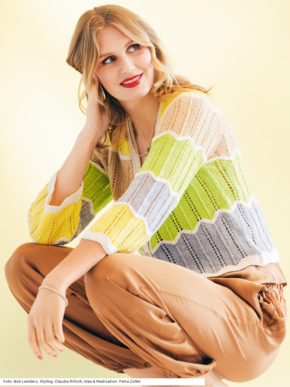 Modellansicht Bild 1: Jacke mit Ajour-Blockstreifen in Weiß, Grün, Grau, Beige und Gelb