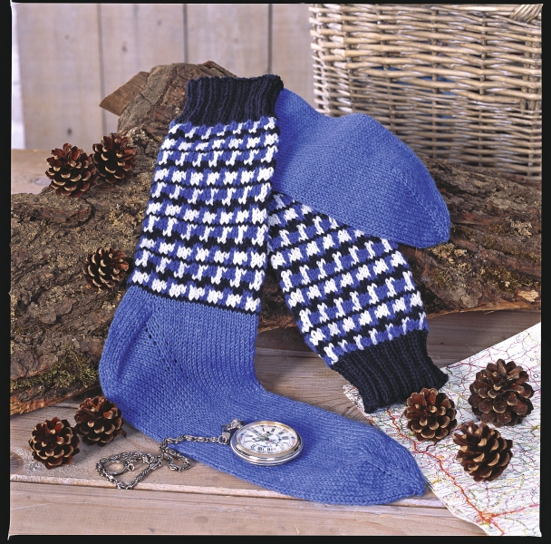 Blaue Socken mit schwarz-weißem Muster, gestrickt, handgemacht, DIY, stilvoll und einzigartig.