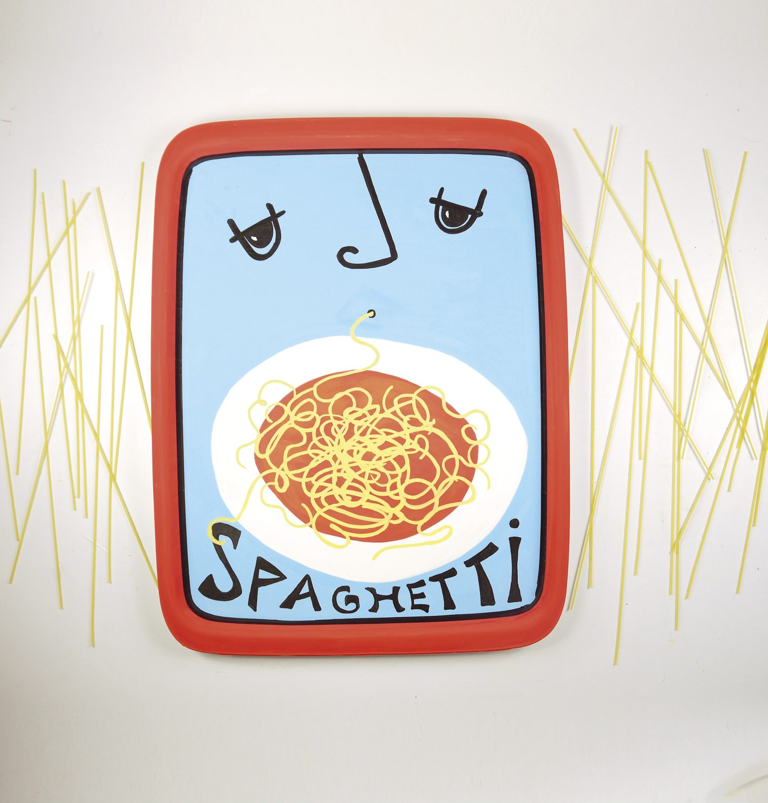 Buntes, handgemachtes Tablett mit Spaghetti-Muster und Gesichtsmotiv, kreativ und einzigartig gestaltet.