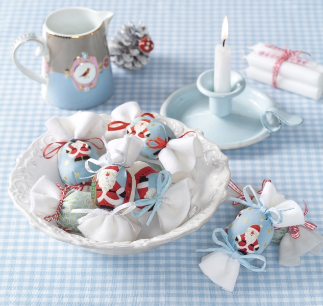 Bunte, handgemachte Stoffbonbons mit Schleifen, in blauem und rotem Muster, modisch im Vintage-Stil.