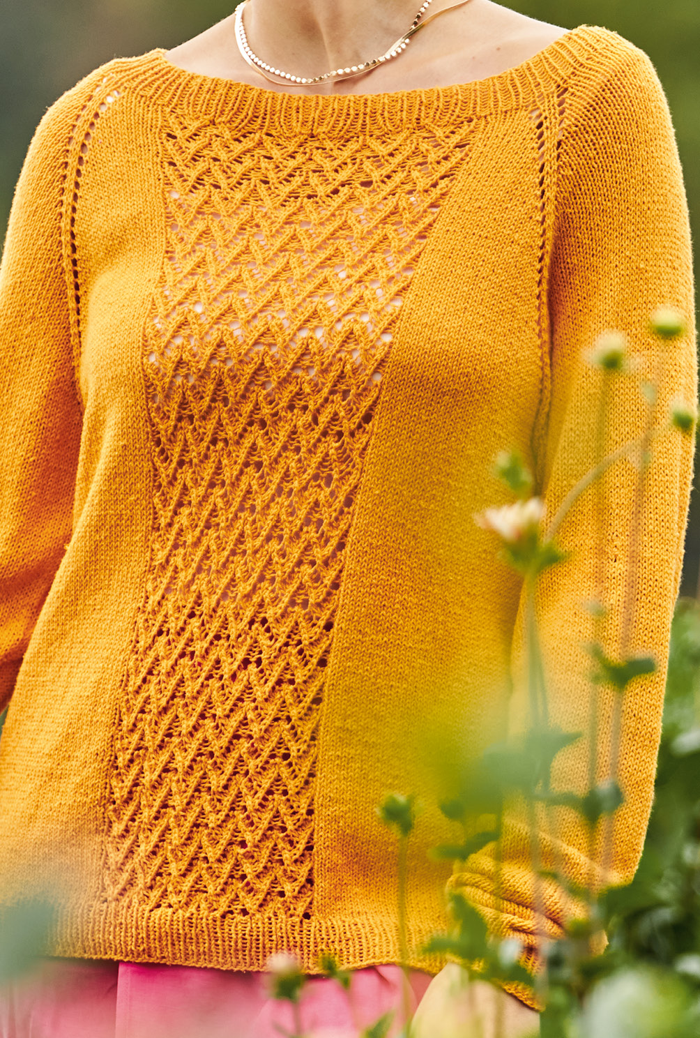 Modellansicht Bild 5: Orangener Strickpullover mit Musterbordüre als Raglan von oben
