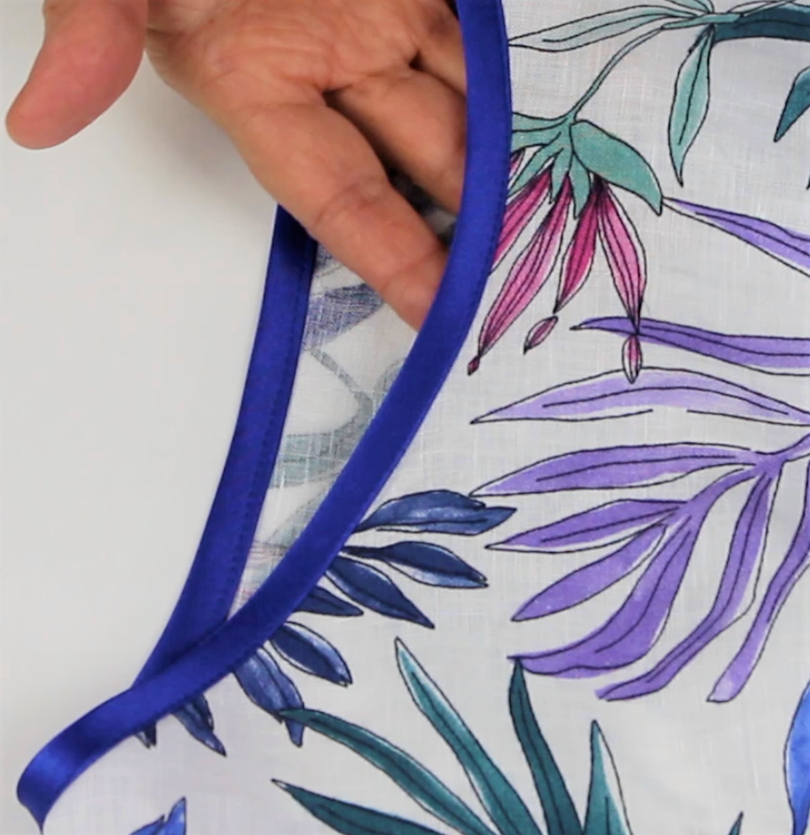 Modisches Kleid mit lila-blauem Blumenmuster, blauer Einfassung. Handgefertigt und stilvoll.