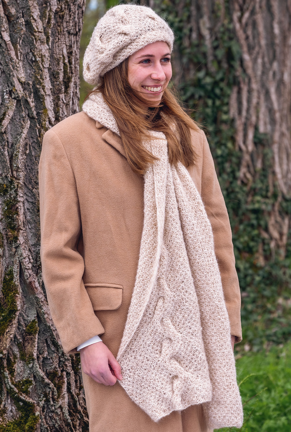 Modellansicht Bild 2: Strickset aus Mütze und Schal in Beige im Zopfmuster