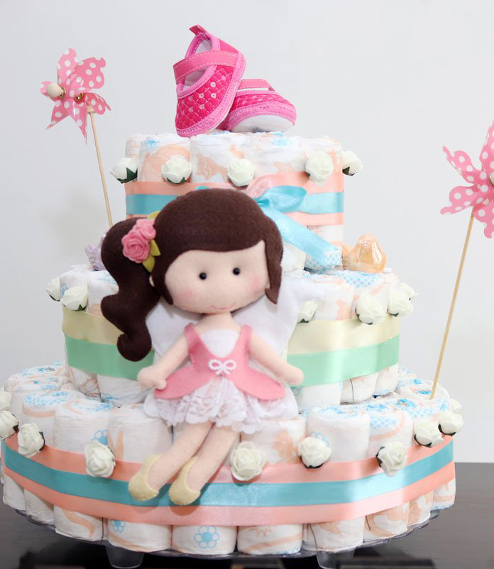 Handgemachte Windeltorte, pastellfarbene Bänder, Filzfigur, zauberhafte DIY Baby-Deko.