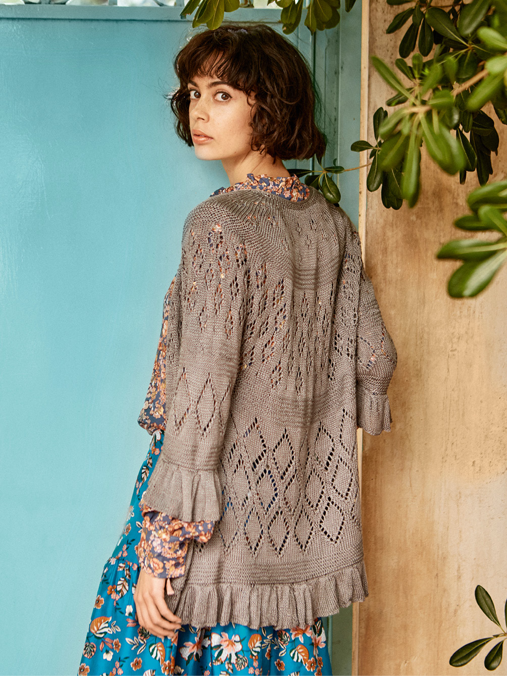 Modellansicht Bild 1: Romantische Ajourjacke mit Rüschen