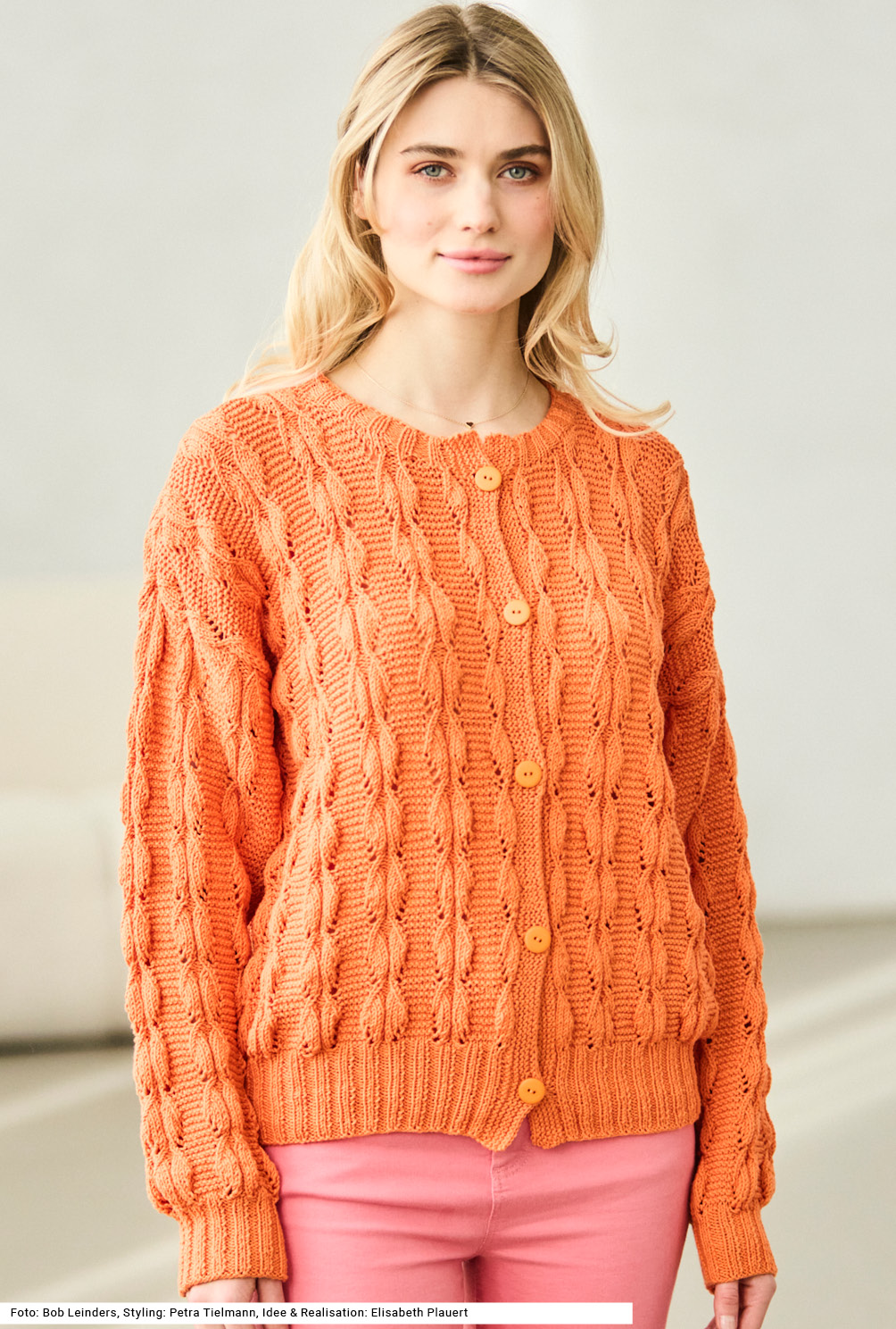 Modellansicht Bild 2: Jacke mit Blattmuster