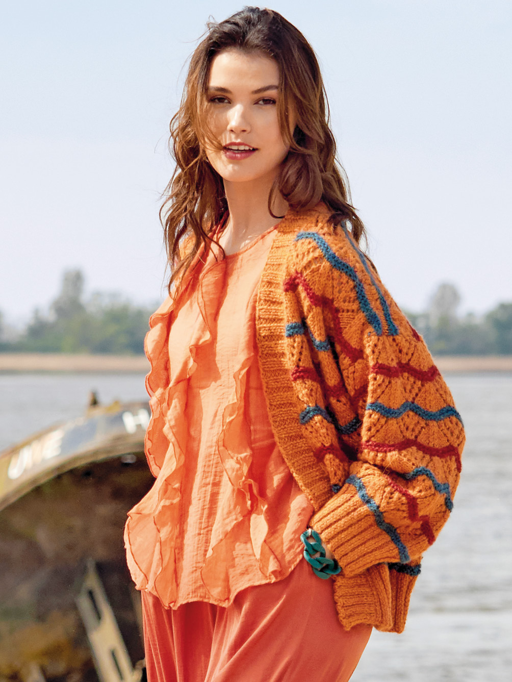 Modellansicht Bild 1: Jacke im Wellenmuster in Rot, Orange, Petrol