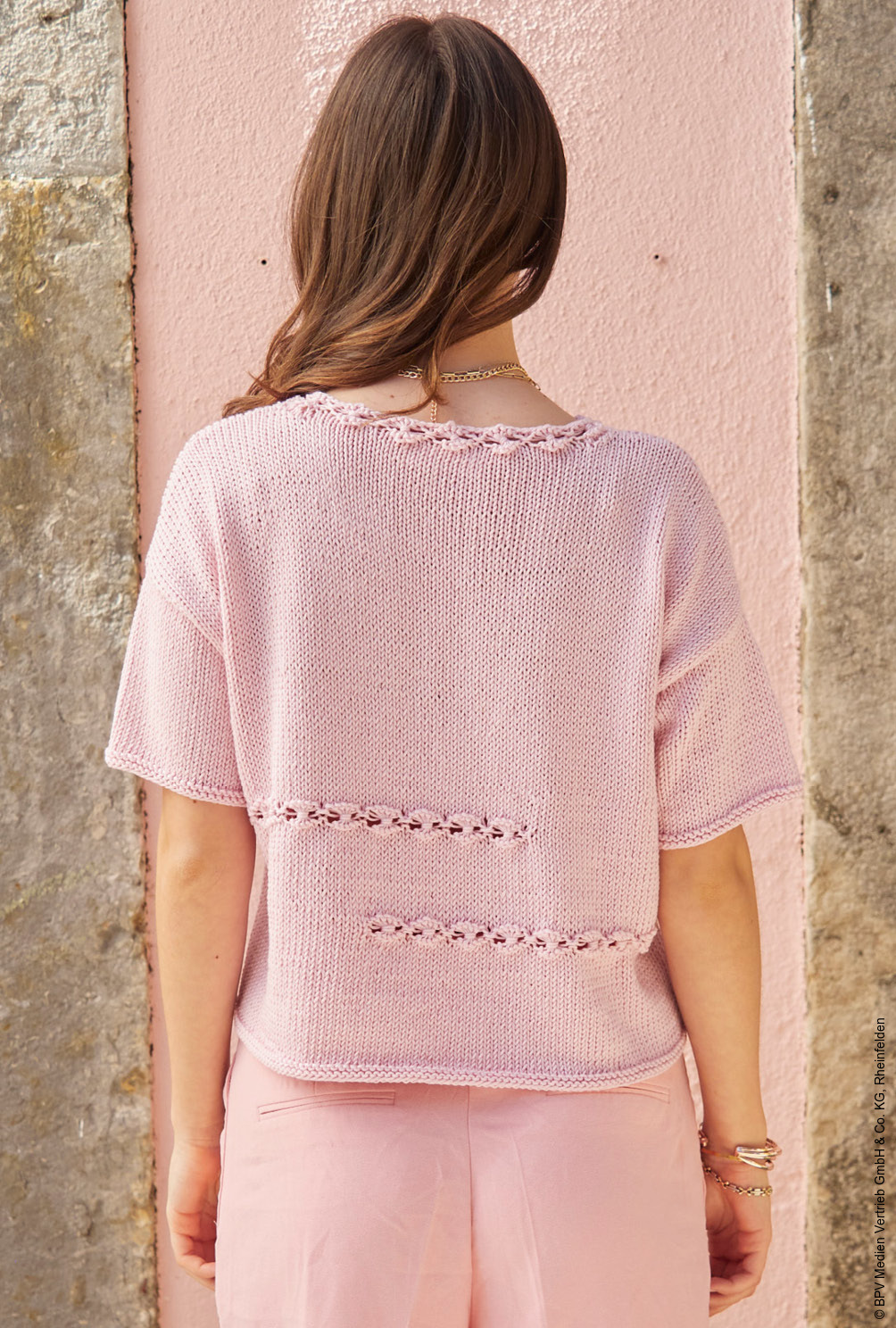 Modellansicht Bild 5: Kurzarmpulli mit Fantasielochmusterstreifen in Rosa