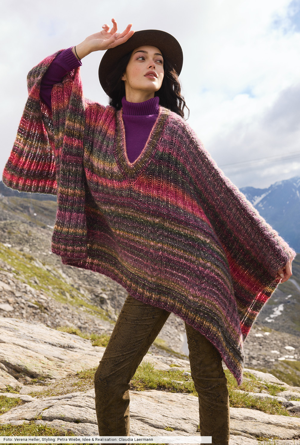 Modellansicht Bild 2: Poncho im Farbverlauf mit V-Ausschnitt