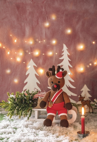Häkelfigur in Braun mit roter Santa-Mütze und Shorts. Modisch, handgemacht, einzigartig.