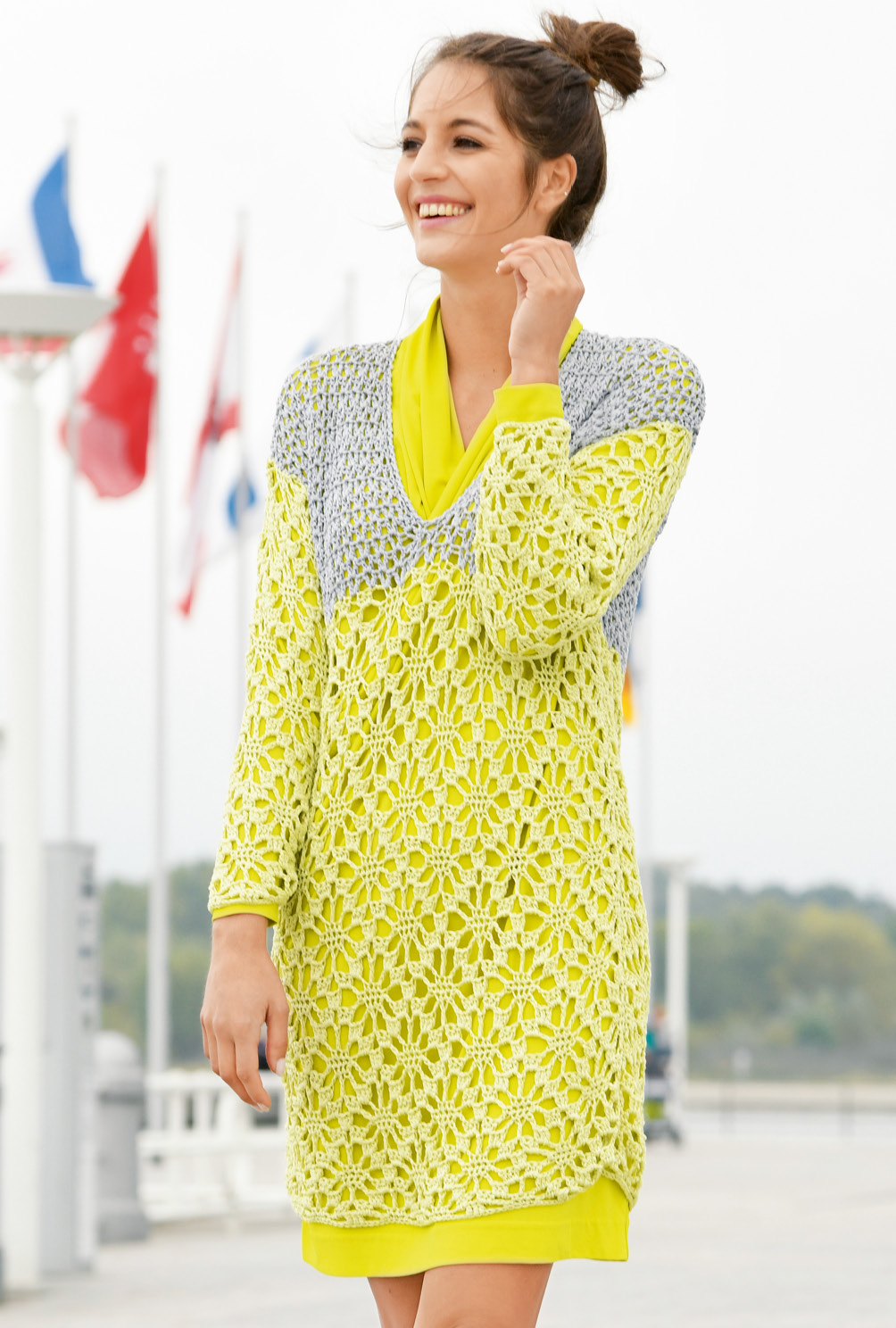 Modellansicht Bild 3: Zweifarbiges Kleid aus Seide im Fantasieblütenmuster gehäkelt