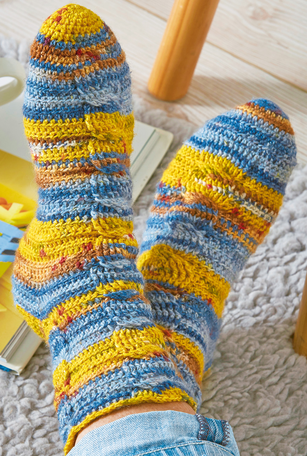 Gehäkelte Socken mit Zopfmuster im Farbverlauf