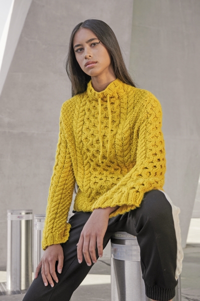 Modischer, senfgelber Strickpullover mit Zopfmuster; handgemacht, cozy, auffällig und stilvoll.