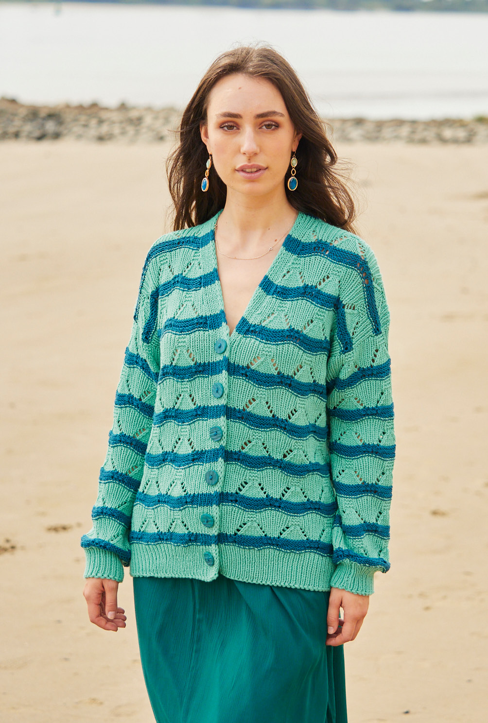 Modellansicht Bild 2: Jacke mit V-Ausschnitt im Wellenmuster in Mint und Petrol