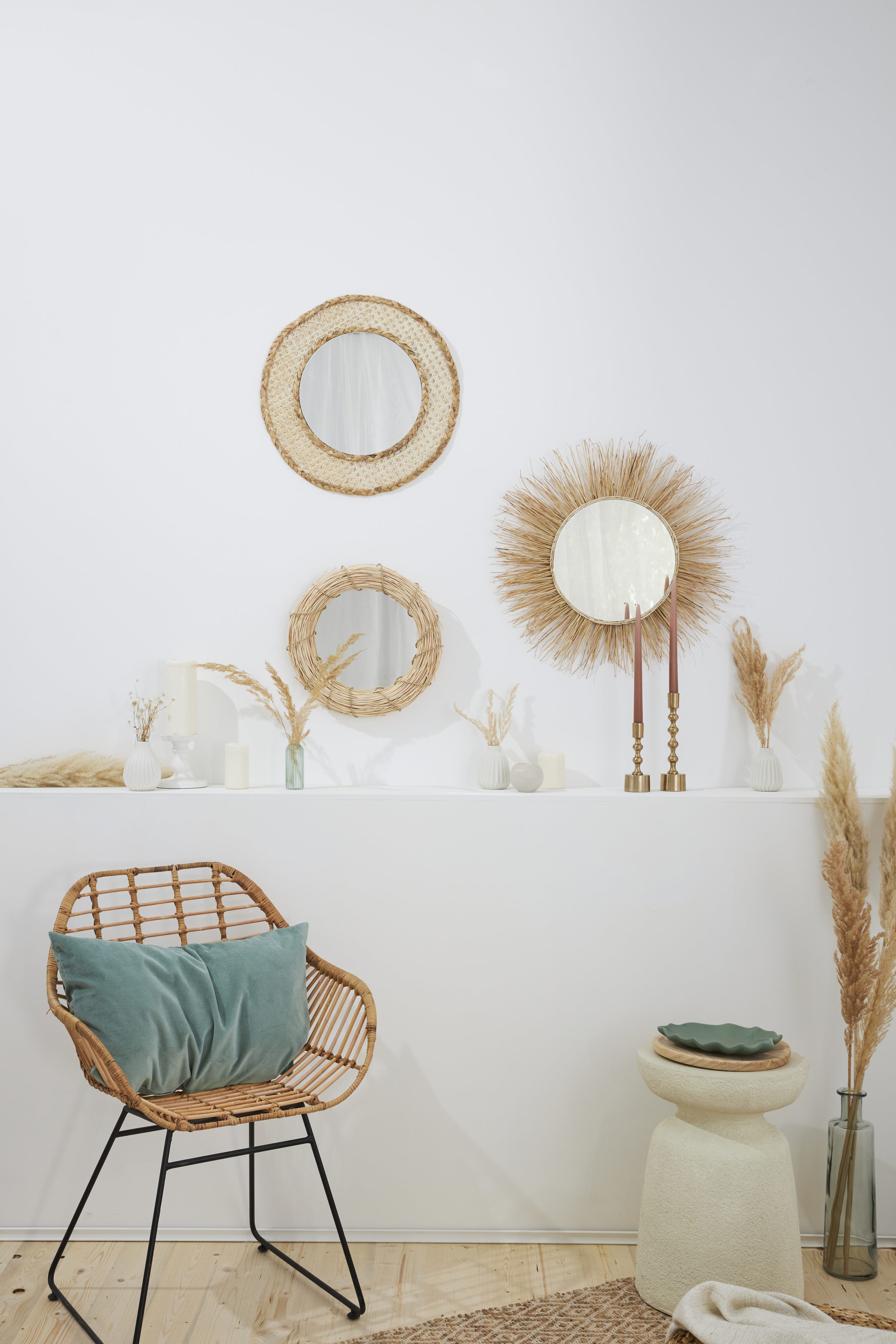 Kleidung in gedeckten Farben, mit natürlichem Muster; modisch und handgemacht, Boho-Ästhetik.