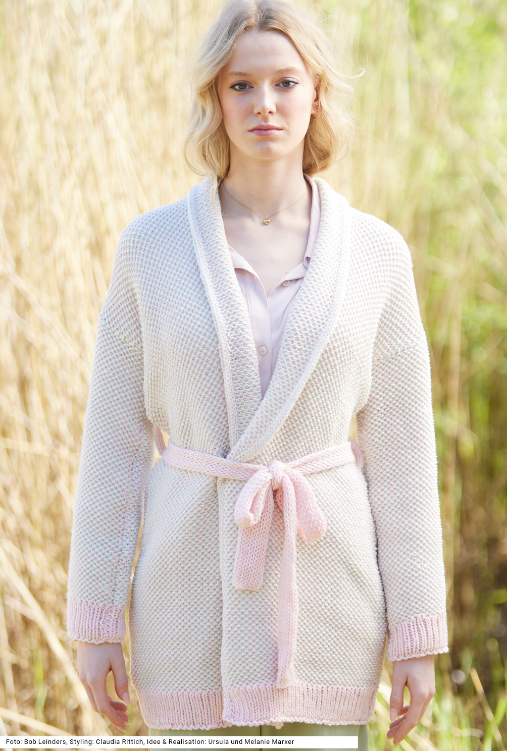 Modellansicht Bild 2: Jacke mit Schalkragen und Gürtel in Rosa und Mintgrün im Hebemaschenmuster