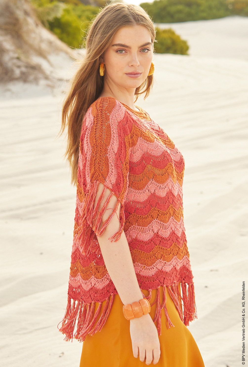 Modellansicht Bild 4: Pullover in Rot, Rosa und Rotbraun im Wellenmuster mit Fransen