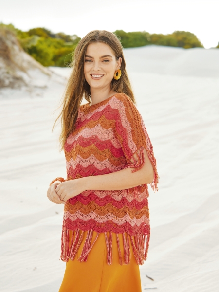 Modisch, wellenförmig, rot-orange Häkeloberteil mit Fransen. Handarbeit, sommerlich, auffälliges Design.