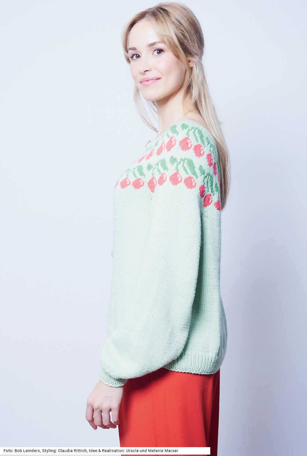 Modellansicht Bild 3: Jacke mit Rundpasse und Kirschenmotiven in Mintgrün, Rot und Grün