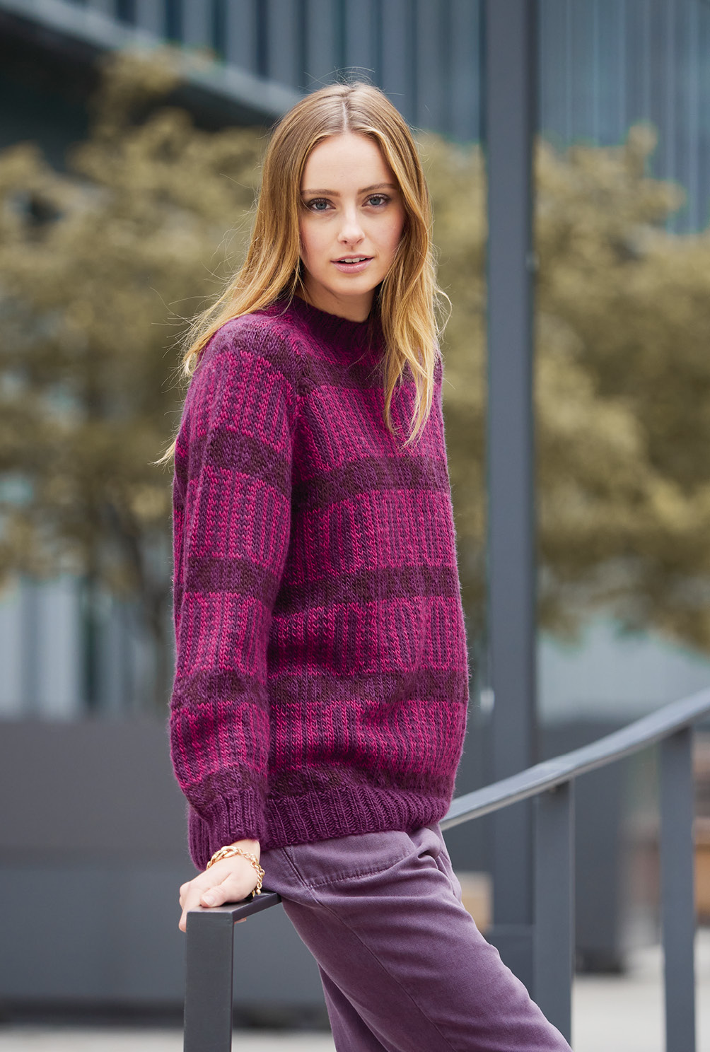 Modellansicht Bild 2: Dreifarbiger Raglanpulli im Jacquardmuster