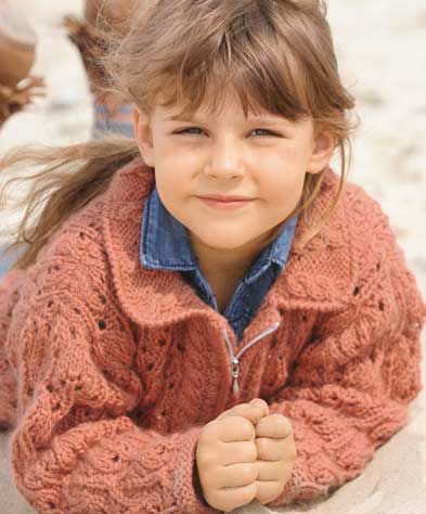 Rosa Strickpullover, aufwendiges Muster, modisch, handgemacht, Reißverschluss, lässiger Schnitt, pfiffiges Design.