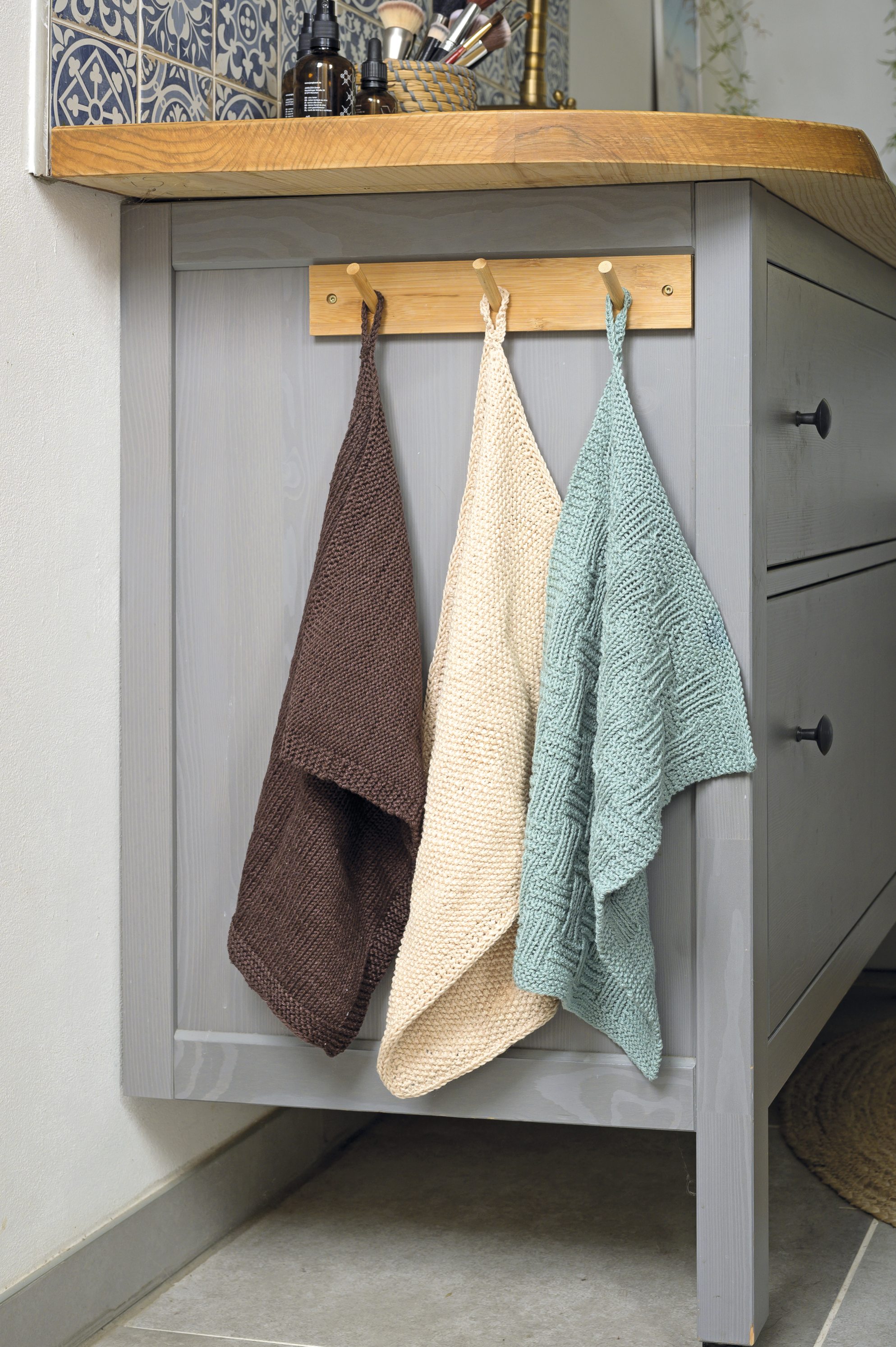 Selbstgemachte Tücher in Braun, Creme und Türkis. Strickmuster, modisch und funktional.
