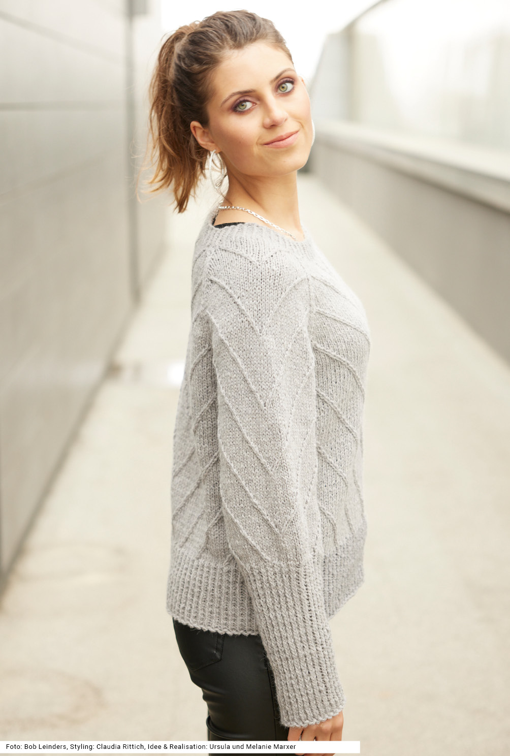 Modellansicht Bild 4: Raglanpulli mit diagonalen Streifen in Grau