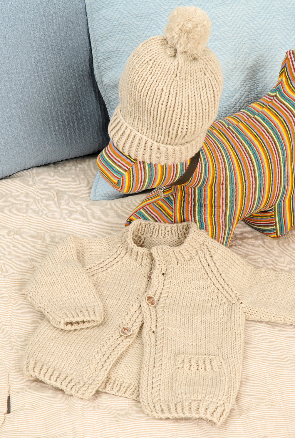 Beigefarbene Jacke  und rosafarbener Pulli mit Mütze