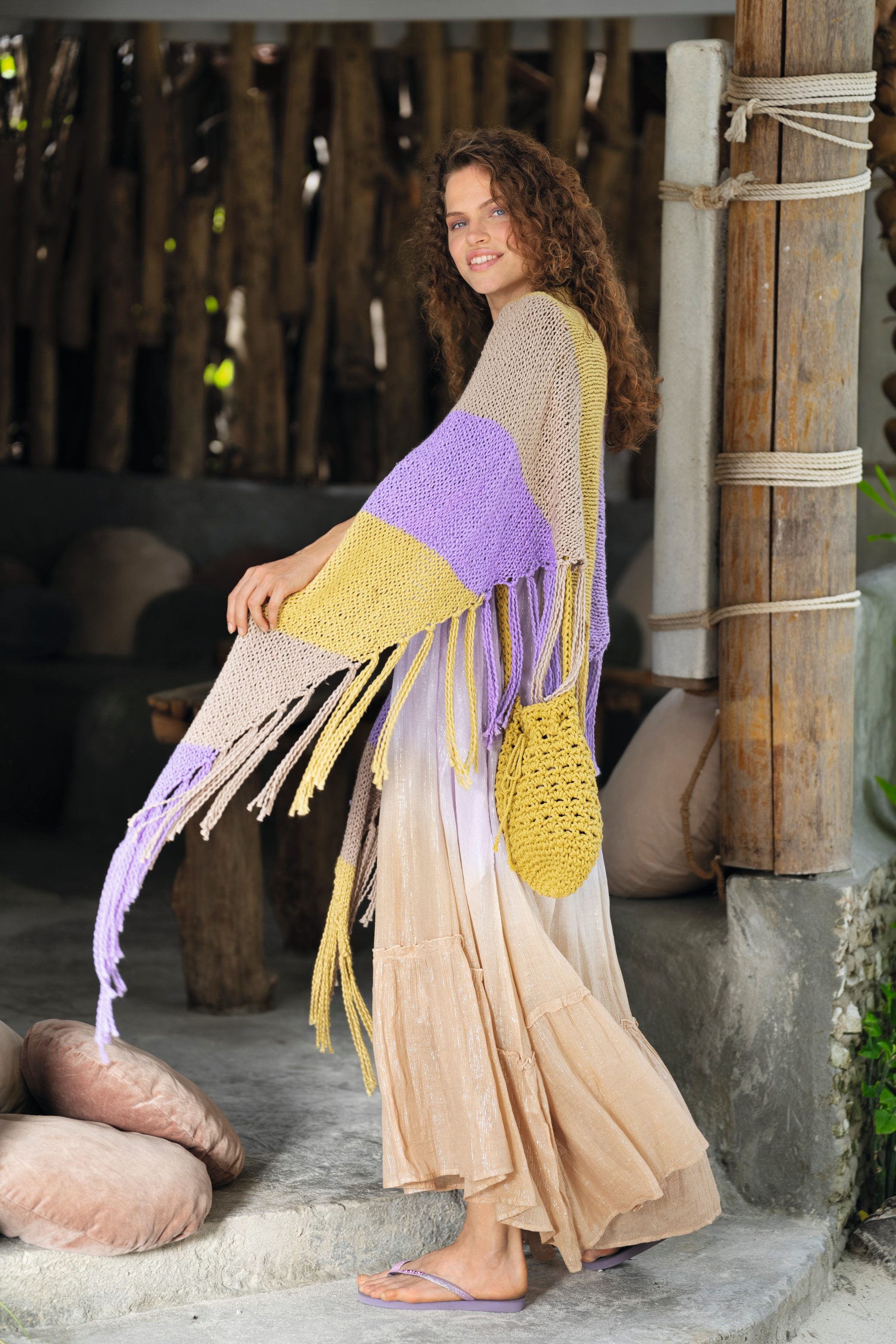 Handgemachter Fransenponcho in Lila, Beige, Gelb. Fließender Rock. Einzigartige DIY-Strickmode.