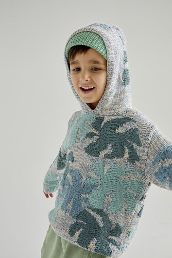 Blau-grüner Strickhoodie, abstraktes Muster, gemütlich, handgemachte Optik, modische Wahl.