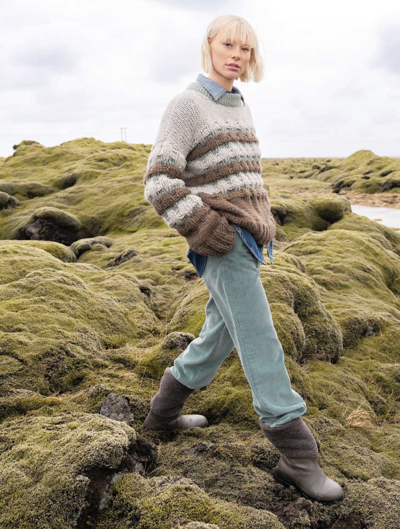 Handgestrickter Streifenpullover in Erdtönen, kombiniert mit blauer Kordhose. Modisch, DIY, rustikaler Chic.