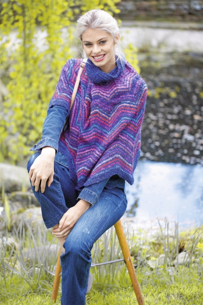 Bunter, gestrickter Poncho in Blau-Pink-Tönen, Zickzack-Design. DIY-Flair, modisch, handgemachte Optik.