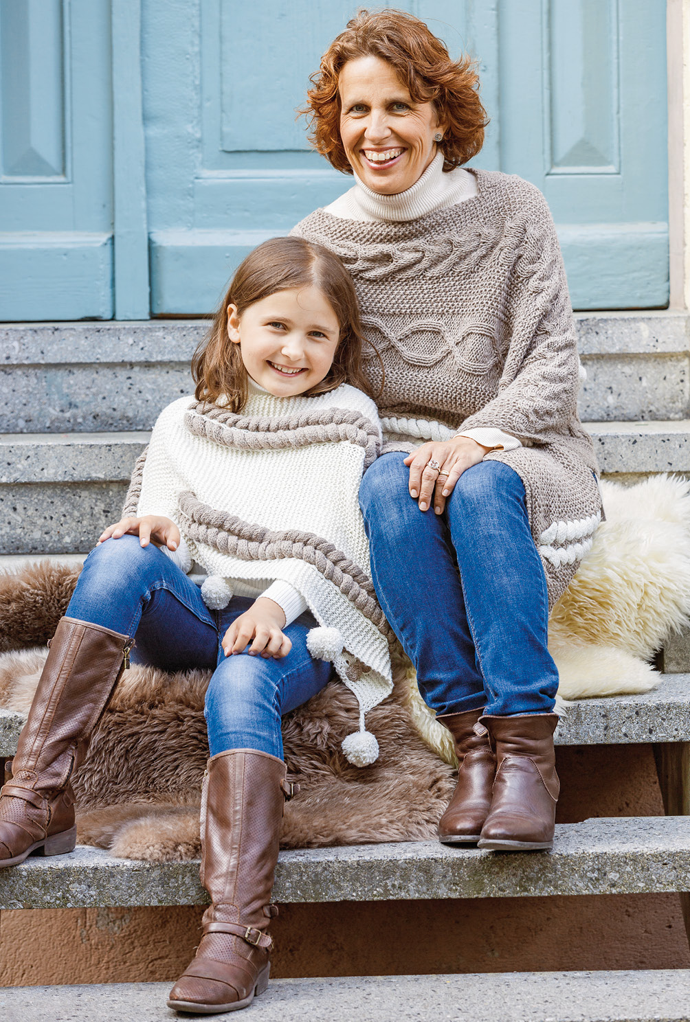 Modellansicht Bild 5: Gestrickter Kinder- und Damenponcho mit Loop in Beige-Natur