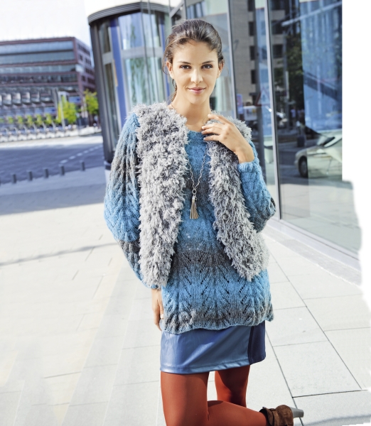Graue Fellweste über blauem Strickpullover; modisch, handgemacht, DIY-Charme.