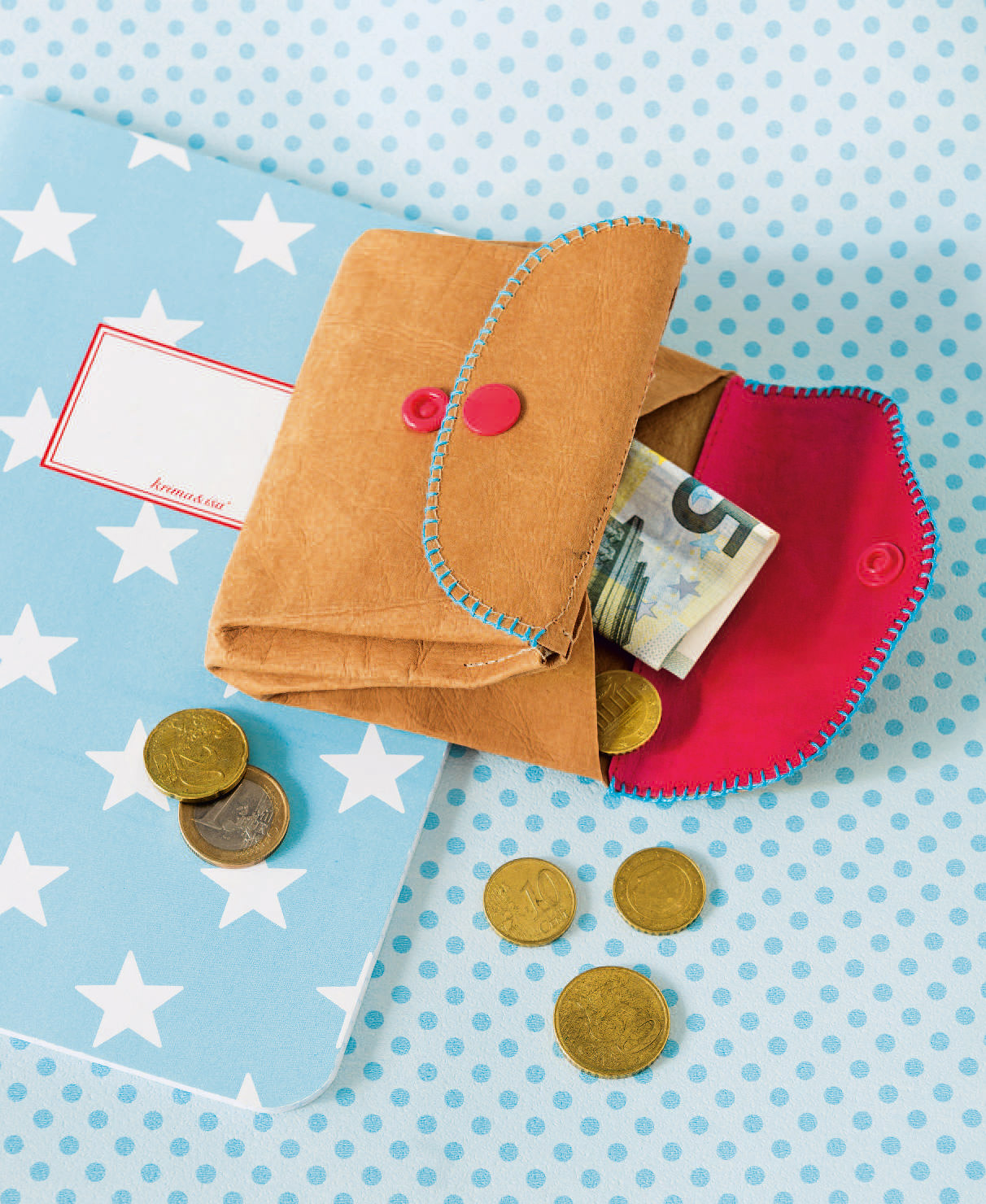 Selbstgemachte braune Geldbörse mit blauer Naht, rotes Innenfutter, modisch, handgefertigt, DIY-Charme.