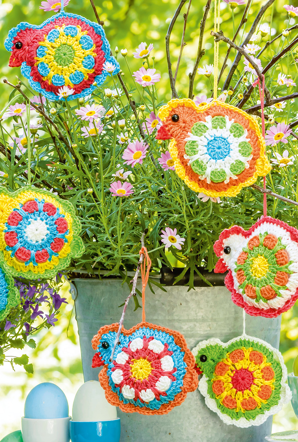 Modellansicht Bild 2: Kunterbunte gehäkelte Granny-Hühner-Anhänger und -Eierbecher