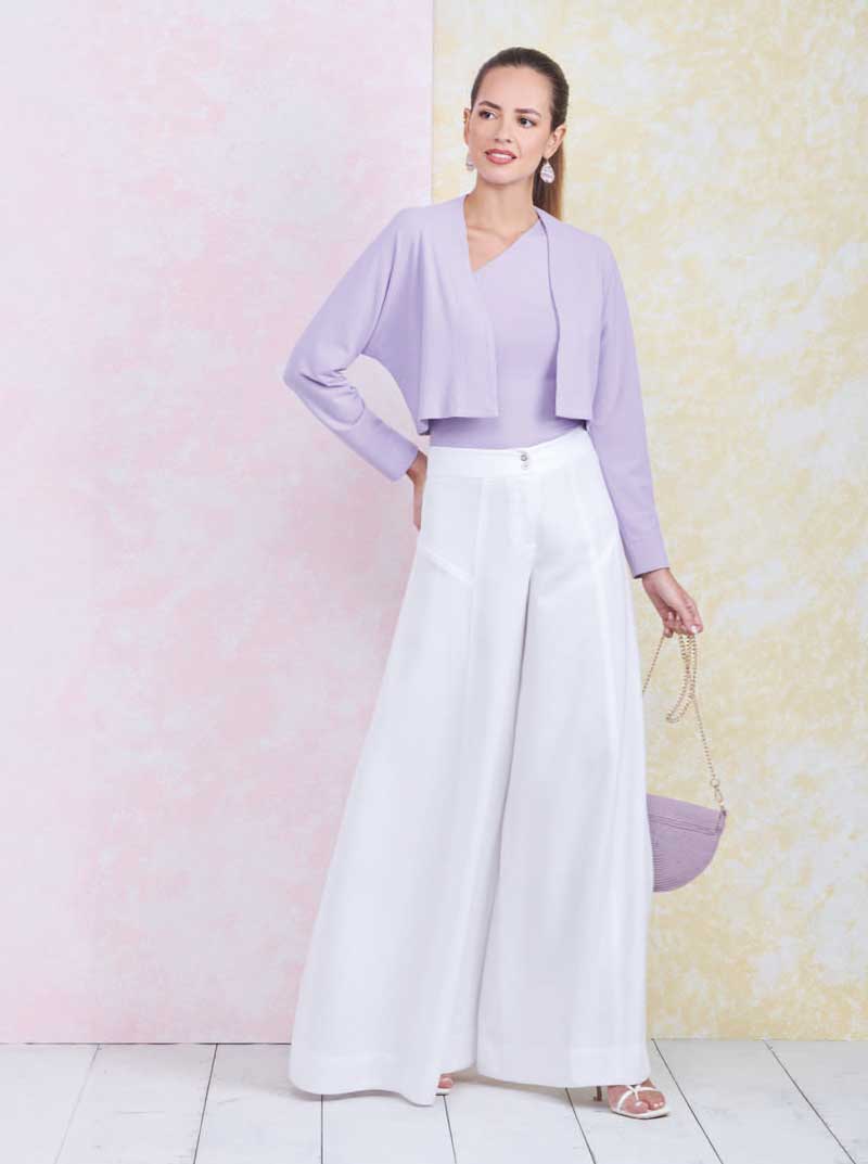 Fliederfarbenes Oberteil, weiße, weite Hose. Modisch, fließend, sommerlich, stilvolle Handarbeit.