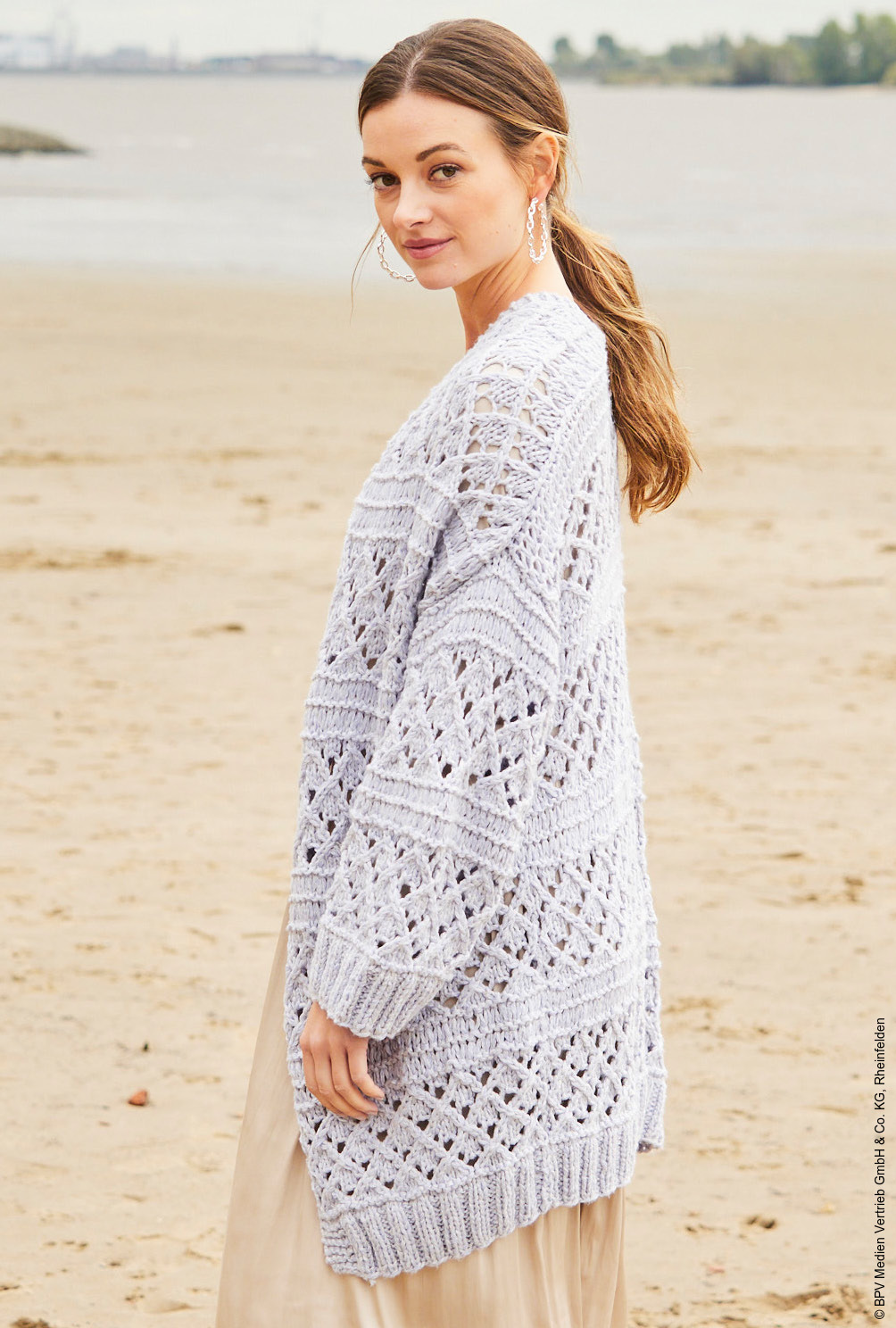 Modellansicht Bild 3: Verschlusslose Jacke mit Mustermix in Hellblau