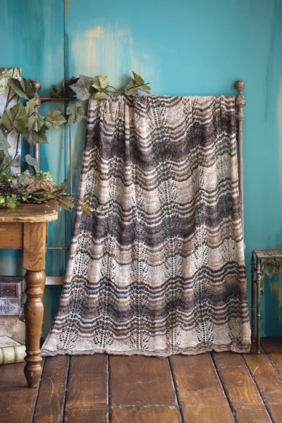 Gemustertes DIY-Strickstück in Beige- und Brauntönen, welliges Design, kunstvoll und handgemacht.