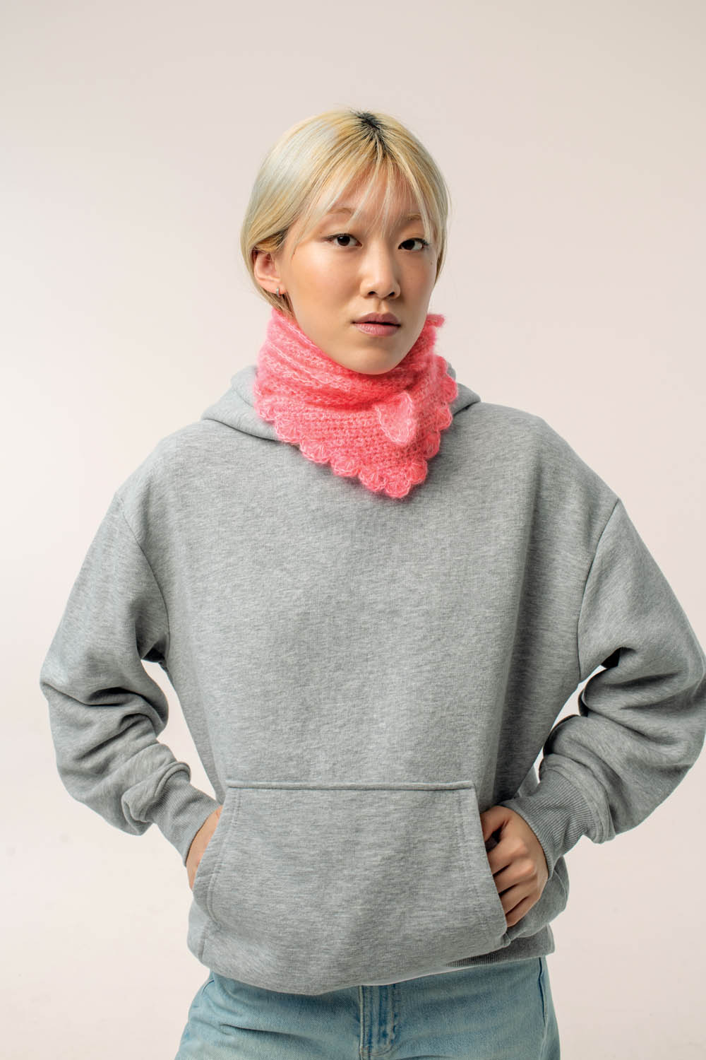 Grauer Hoodie, modisch, mit handgemachtem pinkem Schal, Strukturstrick, lässig.