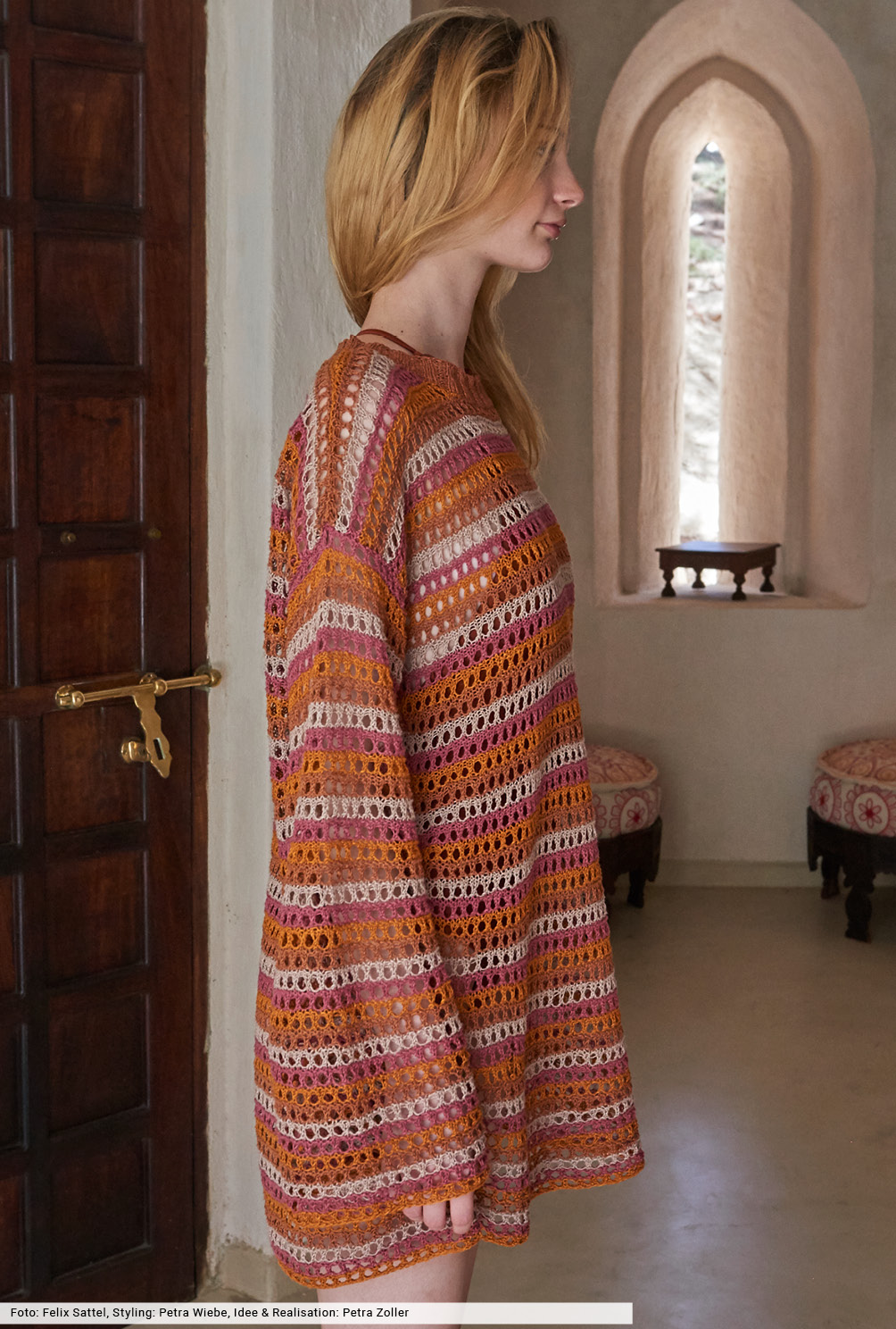 Modellansicht Bild 4: Gestreifter Lochmusterpulli