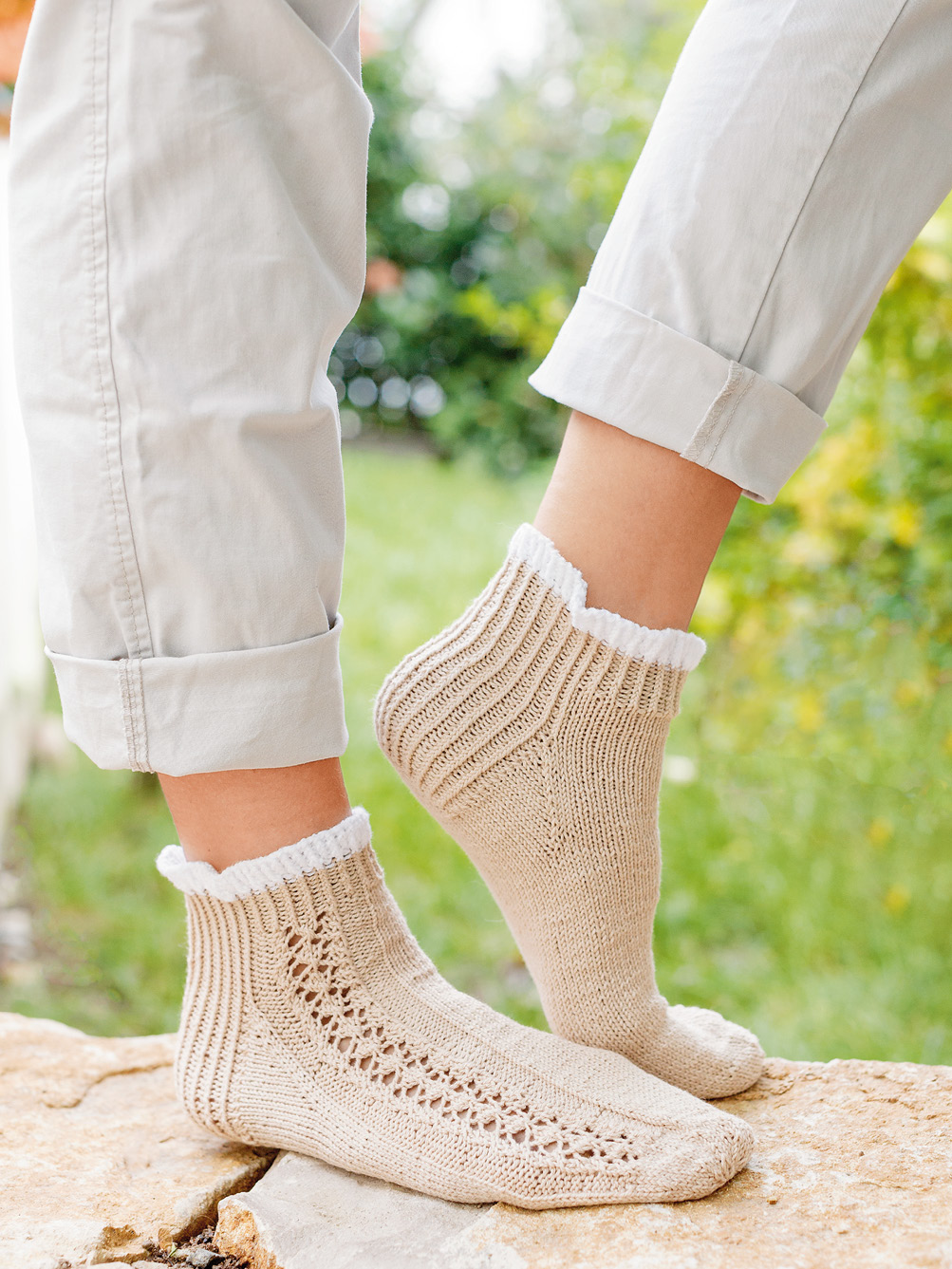 Gestrickte Sneaker-Socken in Beige-Sand