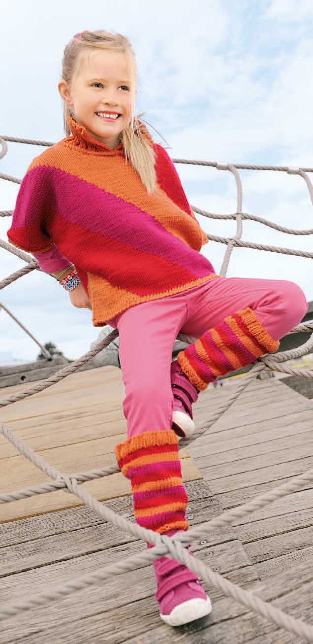 Modischer Pullover in Rot-Orange mit Streifen, kombiniert mit pinker Hose und farblich abgestimmten Strickstulpen.