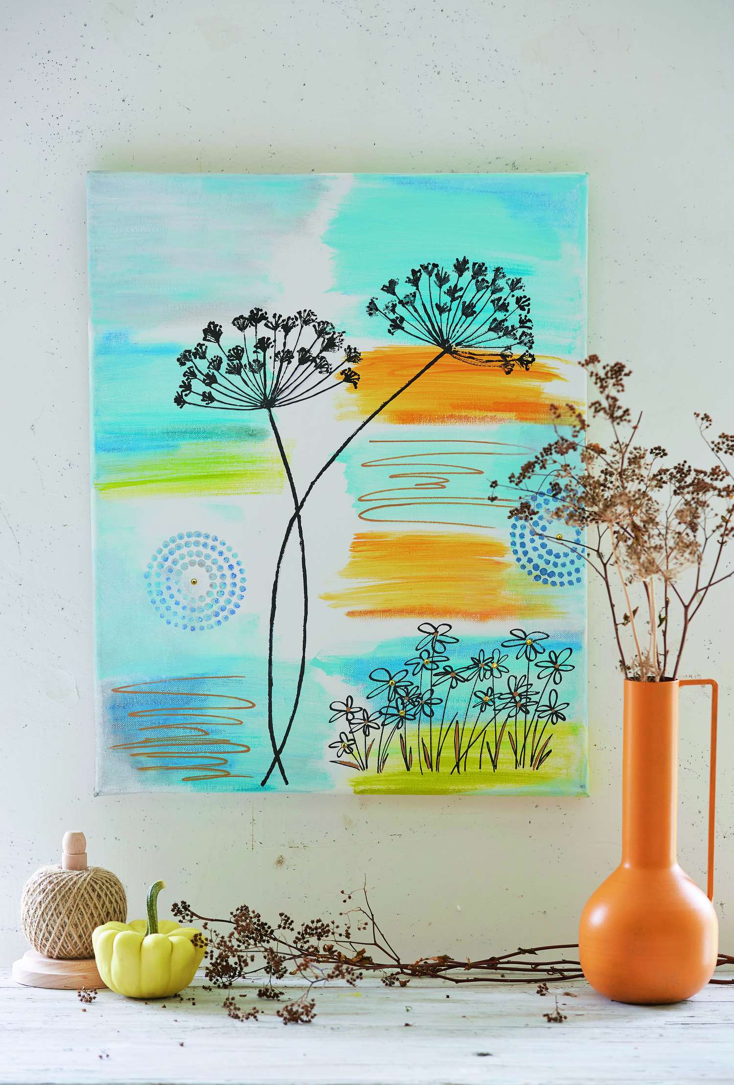 Buntes, handgemaltes Bild mit floralen Mustern. Lebhaft, kreativ, DIY-Stil.