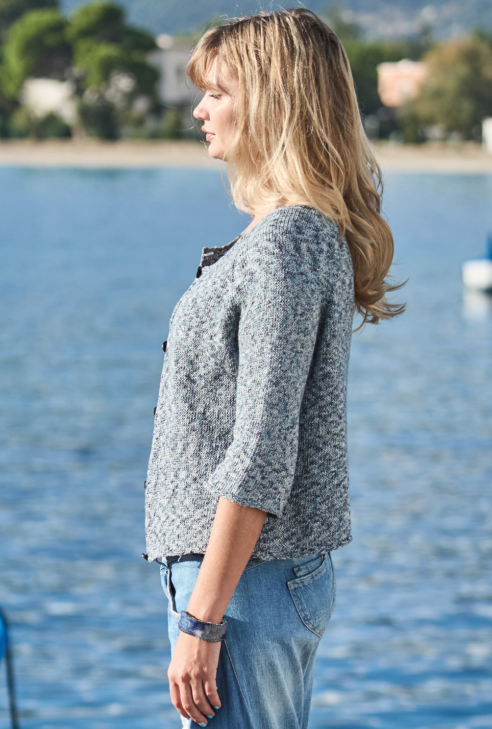 Modellansicht Bild 4: Melierte Jacke und Top mit Blumen