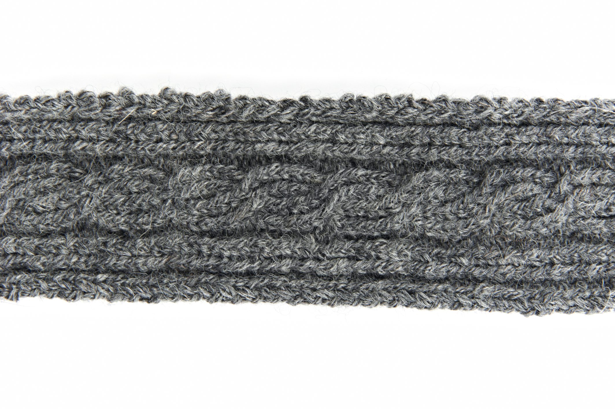 Graues Gestrick, Zopfmuster, handgemacht, modisch, DIY, weiche Textur.