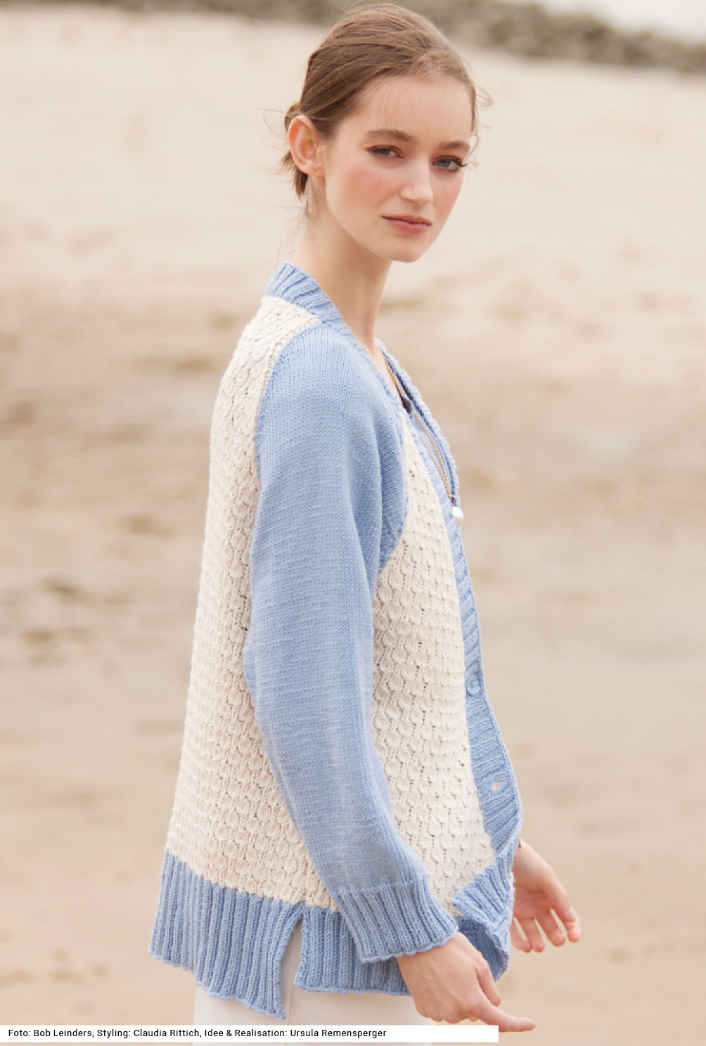 Modellansicht Bild 4: Zweifarbige Raglanjacke in Hellblau und Weiß