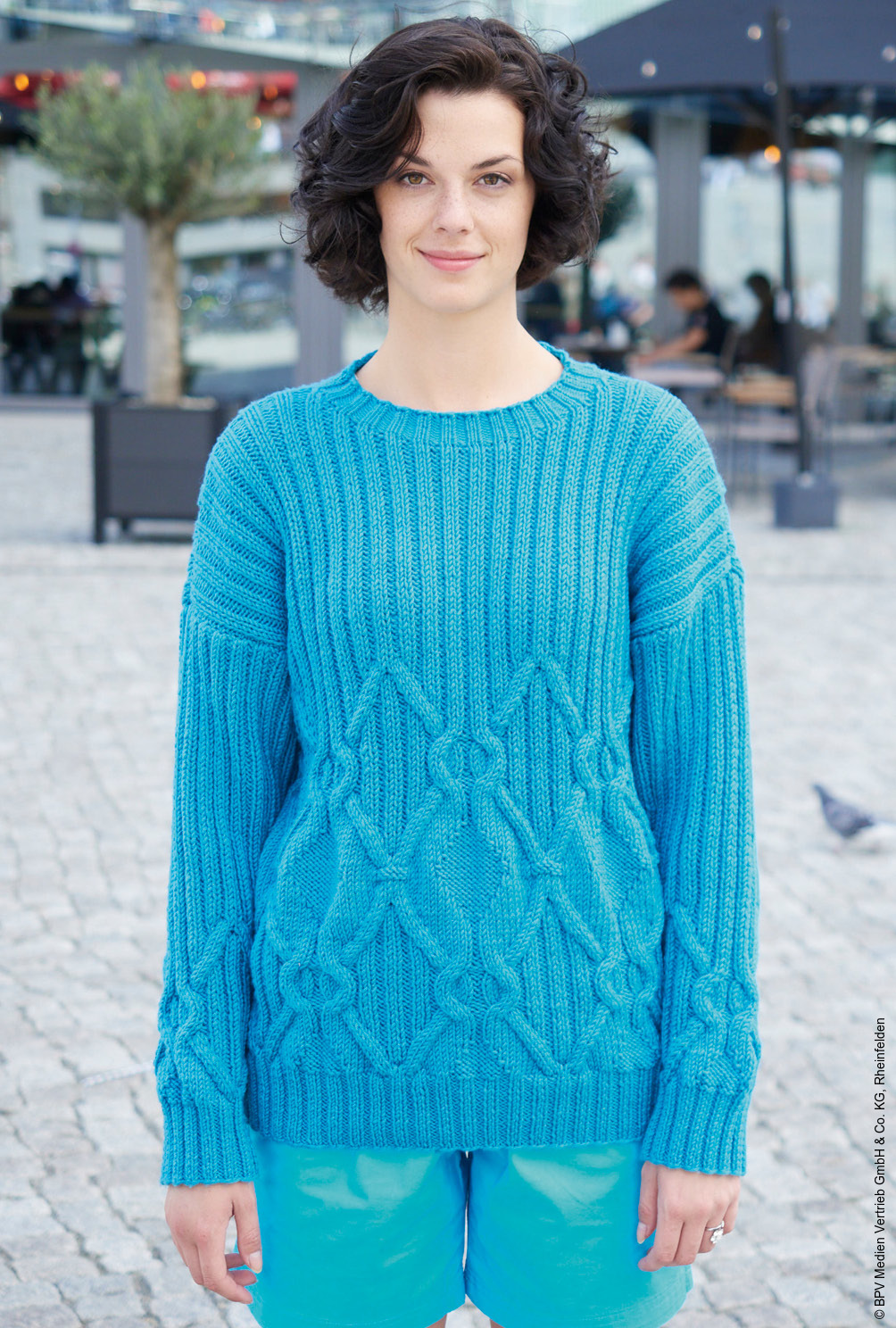 Modellansicht Bild 2: Pulli mit Rautenzöpfen und Rippen