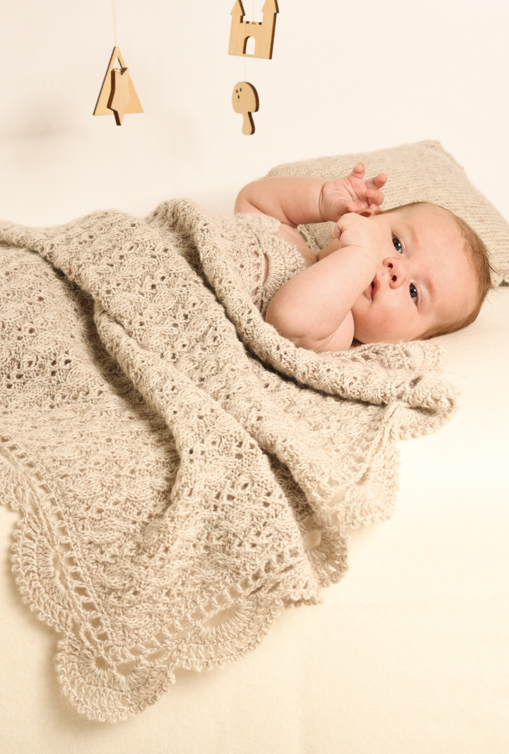 Strick-Set aus Decke und Kissen fürs Baby in Beige