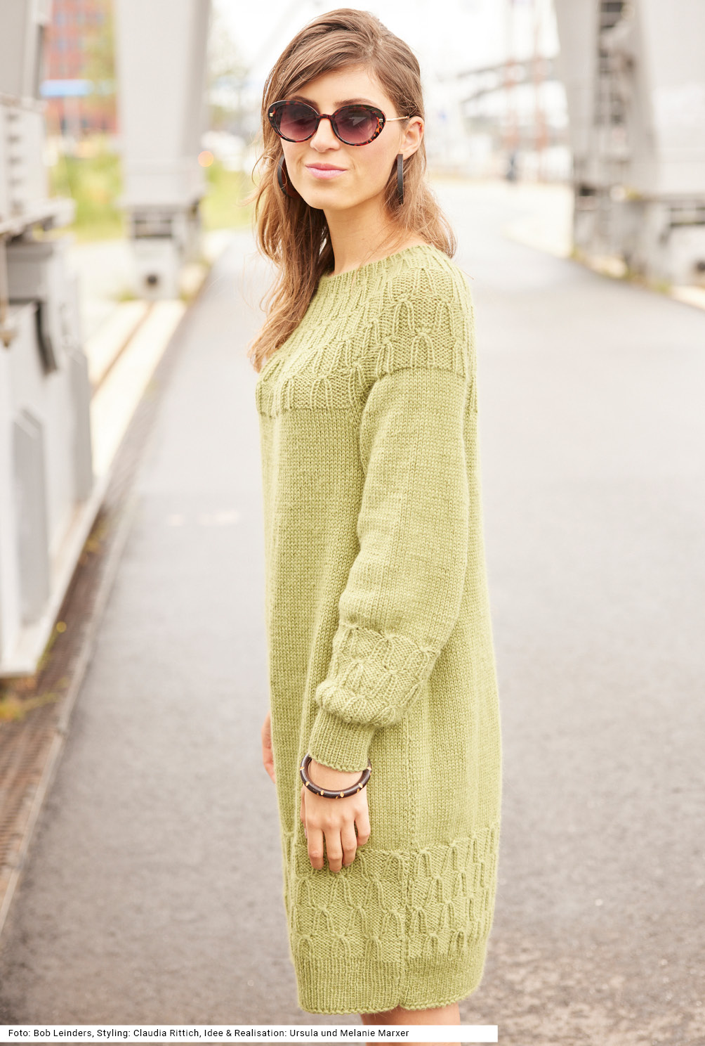 Modellansicht Bild 3: Kleid mit Rundpasse und Re-links-Muster in hellem Grün